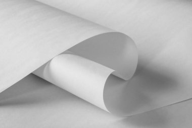 Siyah beyaz kağıt kıvrımlı bir sayfa..