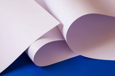 Mavi arka planda pembe kağıtlar.