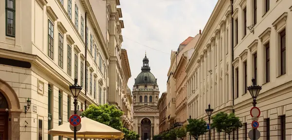 Macaristan 'ın başkentindeki en büyük kilise olan Budapeşte' deki Katolik Katedrali manzarası..