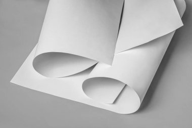 Beyaz kağıt sayfaları siyah beyaz.