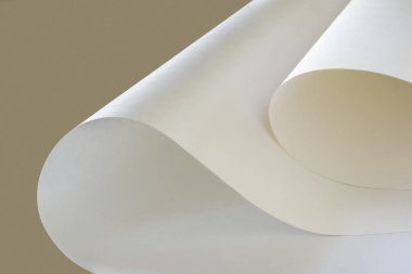 Sıcak arka planda sıcak renkli kağıt.