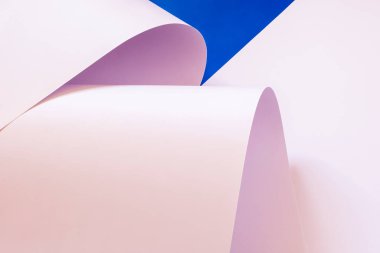 Mavi arka planda pembe kağıt.