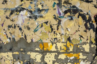 Soyut bir arkaplan olarak duvarda tanımlanamayan grafitiler var..