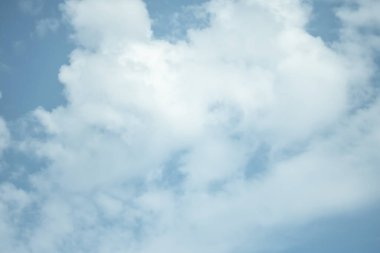 Bir yaz gününde mavi gökyüzünde beyaz kümülüs bulutları.