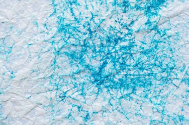 Arkaplan olarak ıslak, buruşuk, boya sıçramış kağıt..