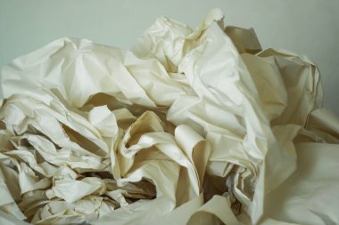 Buruşmuş tüketici kağıdı yaprağı.