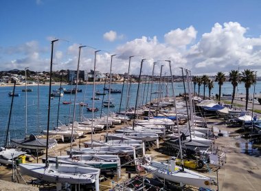 Cascais Körfezi 'nde çok sayıda yat var. Portekiz.