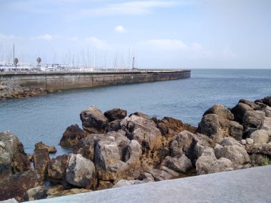 Cascais Körfezi 'nde çok sayıda yat var. Portekiz.