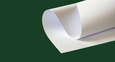 Koyu yeşil arkaplan üzerine beyaz bir A1 kağıdı.