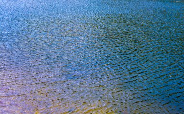 Arka plan olarak nehirdeki su akışı.