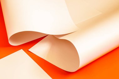 Turuncu arka planda bej kağıtlar.