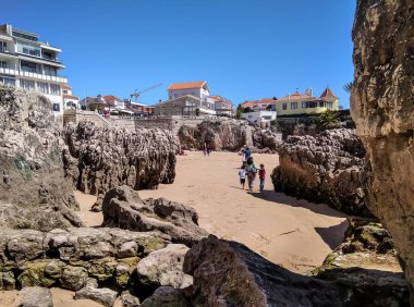 Cascais. Portekiz. Atlantik Okyanusu kıyısı. Fotoğraf şehirdeki pek çok plajdan birini gösteriyor..