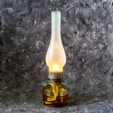 Soyut bir arka planda eski bir gaz lambası.