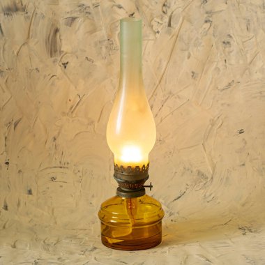 Soyut bir arkaplanda eski bir gaz lambası.