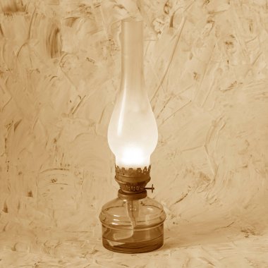 Cam bir ampulde eski bir gaz lambası. Vintage renk resmi.