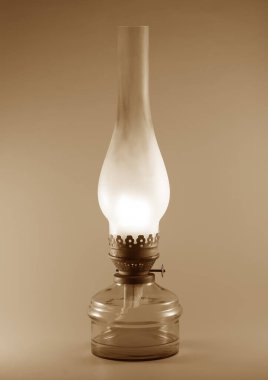 Cam bir ampulde eski bir gaz lambası. Vintage renk resmi.