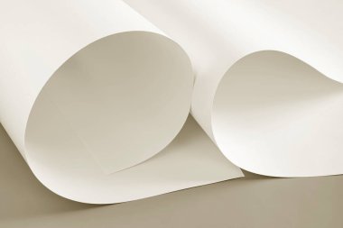 Sıcak renkte iki beyaz A1 kağıdı..