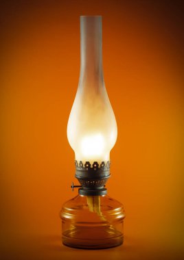 Turuncu arkaplanda fotokopi alanı olan retro vintage lamba