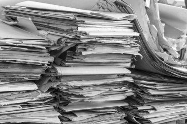 Atık kağıt gibi kaotik bir şekilde katlanmış eski kağıtlar. Siyah ve beyaz resim.