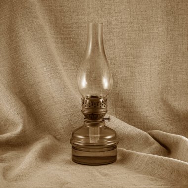 Cam bir ampulde eski bir gaz lambası. Vintage renk resmi.