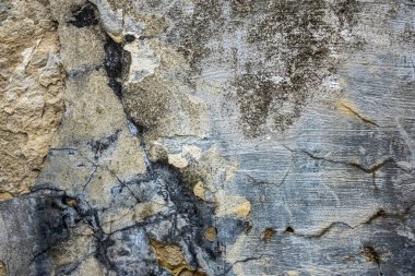 Eski kabuklu tuğla duvar. Duvar dokusu arka planında alçı ve grafiti kalıntıları var..