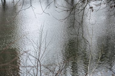 Arka planda kışın nehrin dalgaları.