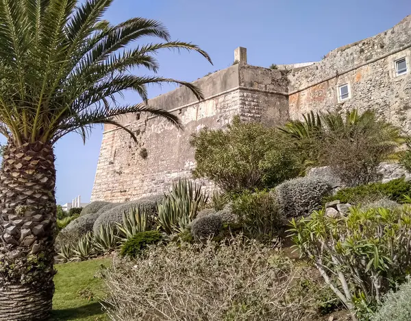 Cascais şehrinin manzarası. Portekiz. Nossa Senhora da Luz de Cascais kalesinin manzarası..