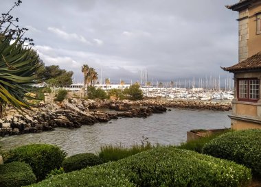 Cascais (Portekiz) manzarası. Ana setten. Yat bağlama alanının görüntüsü.