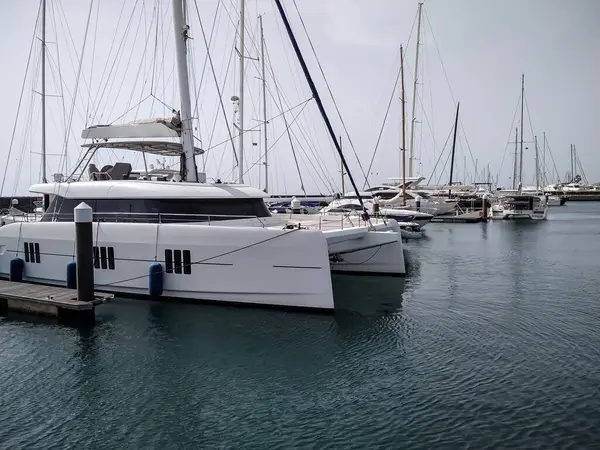 Atlantik kıyısındaki Cascais (Portekiz) iskelesinde yatlar.