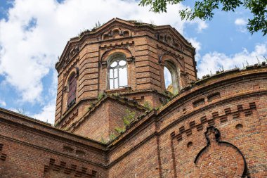 Mavi gökyüzüne karşı yıkılmış ve terk edilmiş bir Ortodoks katedrali..