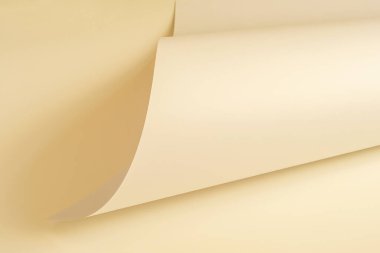 Sıcak bej renkli kağıt yaprakları..