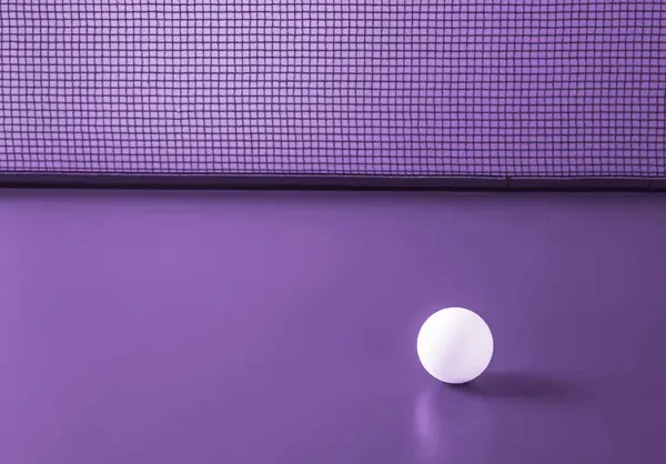 Masa tenisi topu masanın üzerinde, kalenin arka planına karşı. Mor resim.