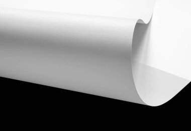 Siyah arka planda beyaz bir sayfa. Siyah ve beyaz resim.