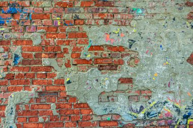 Şehir duvarına yazılan grafitilerin soyutlanması. Renkli soyut arka plan. Eski, çatlak, arka plan olarak duvardaki boyayı soyuyorlar..