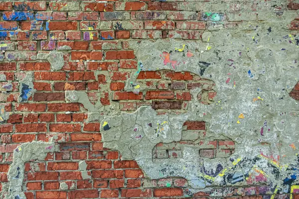 Şehir duvarına yazılan grafitilerin soyutlanması. Renkli soyut arka plan. Eski, çatlak, arka plan olarak duvardaki boyayı soyuyorlar..