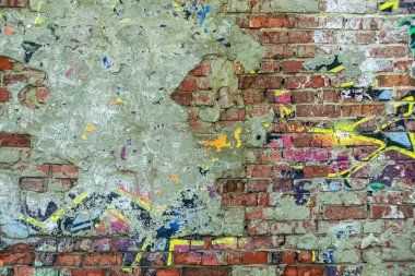 Şehir duvarına yazılan grafitilerin soyutlanması. Renkli soyut arka plan. Eski, çatlak, arka plan olarak duvardaki boyayı soyuyorlar..