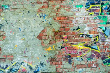  Şehir duvarına yazılan grafitilerin soyutlanması. Renkli soyut arka plan. Eski, çatlak, arka plan olarak duvardaki boyayı soyuyorlar..