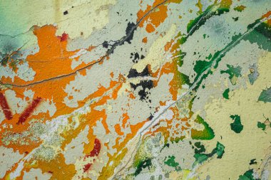  Şehir duvarına yazılan grafitilerin soyutlanması. Renkli soyut arka plan. Eski, çatlak, arka plan olarak duvardaki boyayı soyuyorlar..