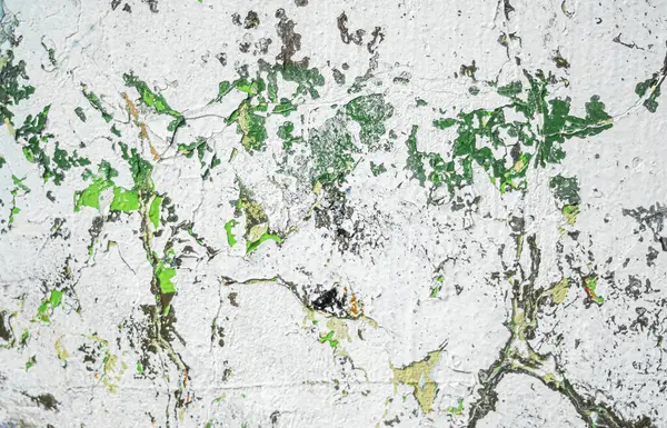  Şehir duvarına yazılan grafitilerin soyutlanması. Renkli soyut arka plan. Eski, çatlak, arka plan olarak duvardaki boyayı soyuyorlar..