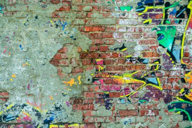  Şehir duvarına yazılan grafitilerin soyutlanması. Renkli soyut arka plan. Eski, çatlak, arka plan olarak duvardaki boyayı soyuyorlar..