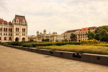  Macaristan. Budapeşte. Lajos Kossuth Meydanı 'nda muhteşem binalar var..