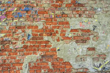  Şehir duvarına yazılan grafitilerin soyutlanması. Renkli soyut arka plan. Eski, çatlak, arka plan olarak duvardaki boyayı soyuyorlar..