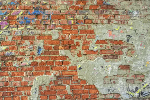  Şehir duvarına yazılan grafitilerin soyutlanması. Renkli soyut arka plan. Eski, çatlak, arka plan olarak duvardaki boyayı soyuyorlar..