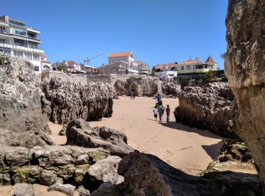 04.18.2022 Cascais, Portekiz - Atlantik Okyanusu kıyısı. Şehrin plajları soğuk bahar zamanı.