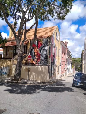 04.23.2022 Cascais Portekiz - Güneşli havada şehrin güzel ve rahat sokakları.