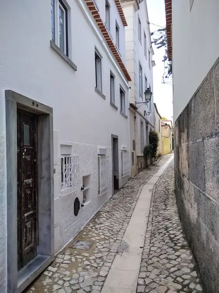 04.23.2022 Cascais Portekiz - Güneşli havada şehrin güzel ve rahat sokakları.
