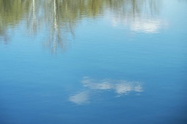  Suyun arka planında yansıması olan nehir akışı.