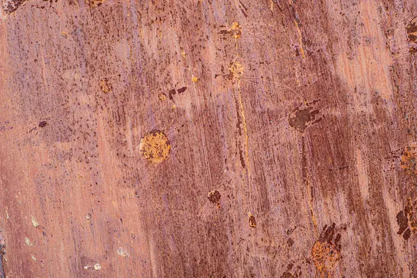 Çürümüş boyanmış bir metal levha..