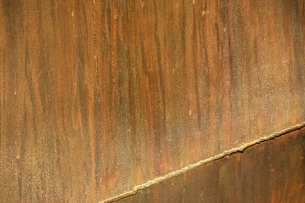 Demir metal korozyon ve kaynak dikişlerine yakın çekim.