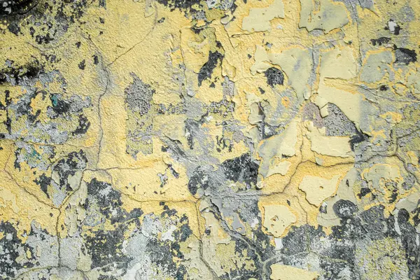 Şehir duvarına yazılan grafitilerin soyutlanması. Renkli soyut arka plan. Eski, çatlak, arka plan olarak duvardaki boyayı soyuyorlar..